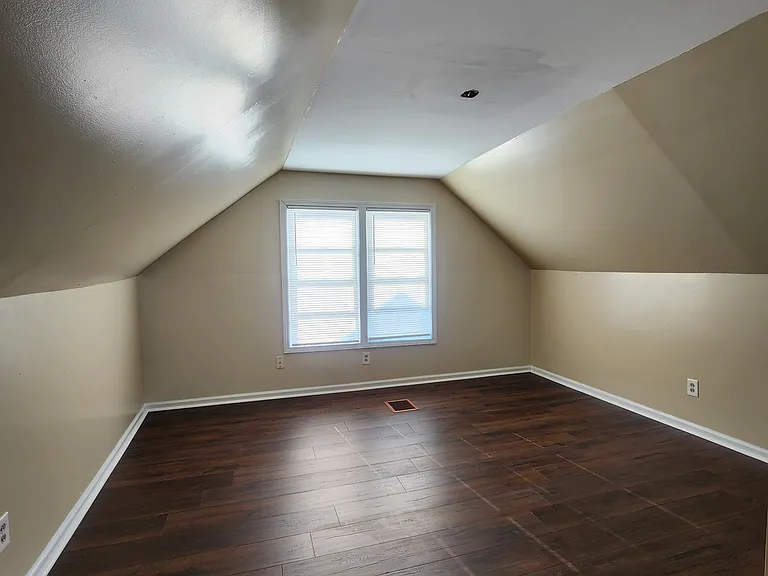 219 E Grand Blvd — Photo 11