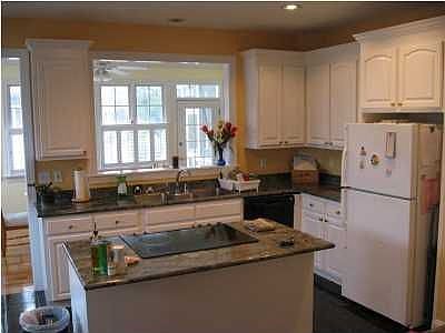 Kitchen w/island