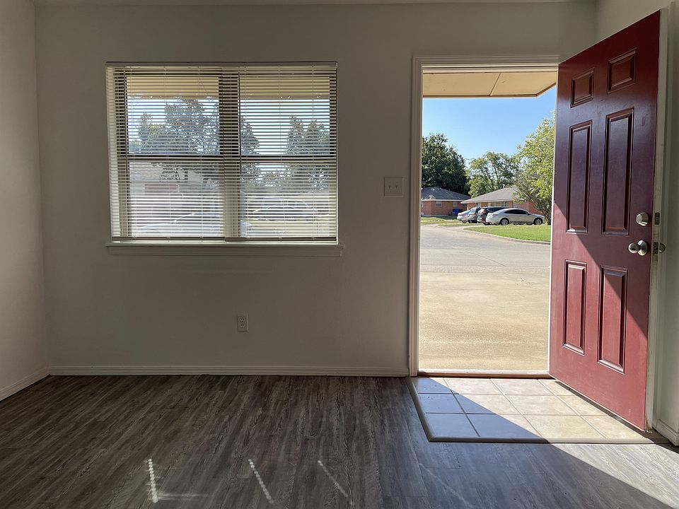 1st image of 903 Drake Dr #1