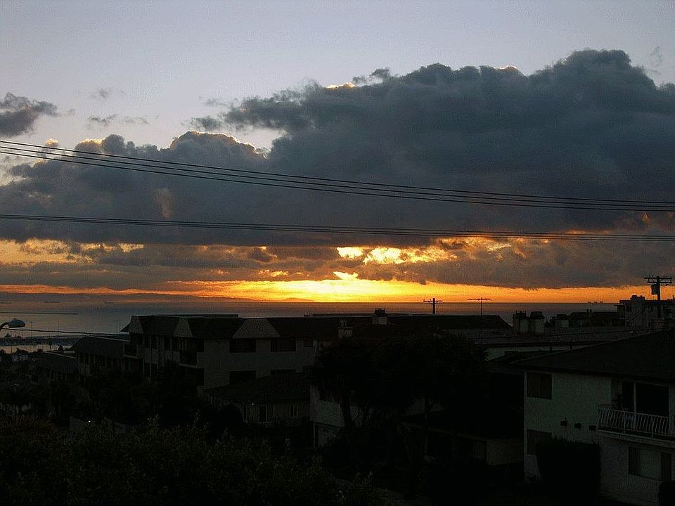 Another dawn over the open ocean.