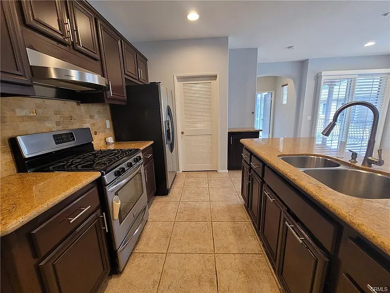 74 Rosenblum #108 — Photo 10