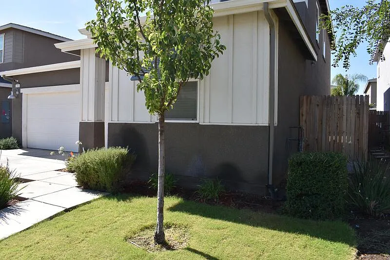 4 bed, 3.0 bath, 2102 sqft, $2,400 — Photo 3