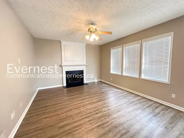 3 bed, 3.0 bath, 1900 sqft, $2,095 — Photo 2