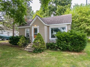 6400 Elmwood Dr, Waterford, MI 48329
