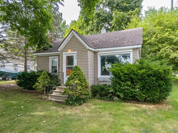 6400 Elmwood Dr, Waterford, MI 48329