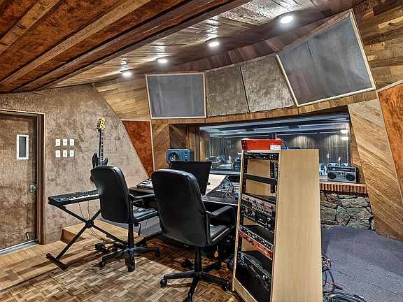 5th image of 3555 S Mentor Avenue