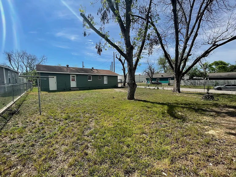 811 Oasis St — Photo 9