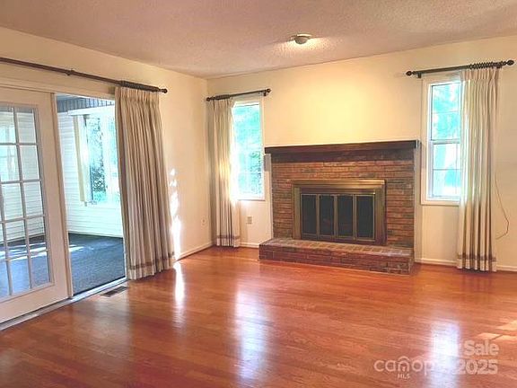 4th image of 209 Hampton Ct