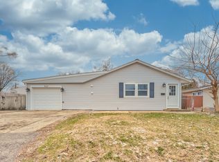 757 Navajo Dr, Carpentersville, IL 60110