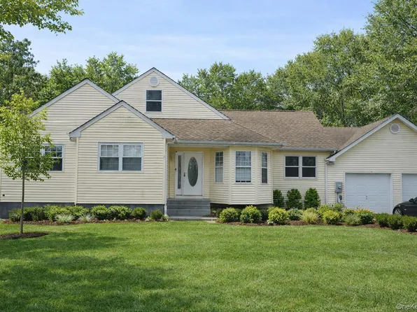 4 Manor Hills Drive, Manorville, NY 11949