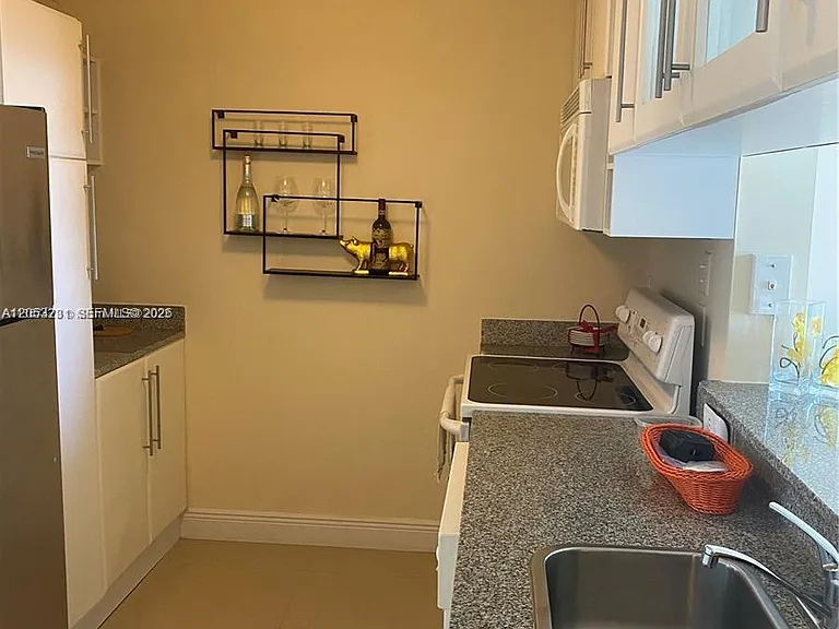275 NE 18th St #809 — Photo 9