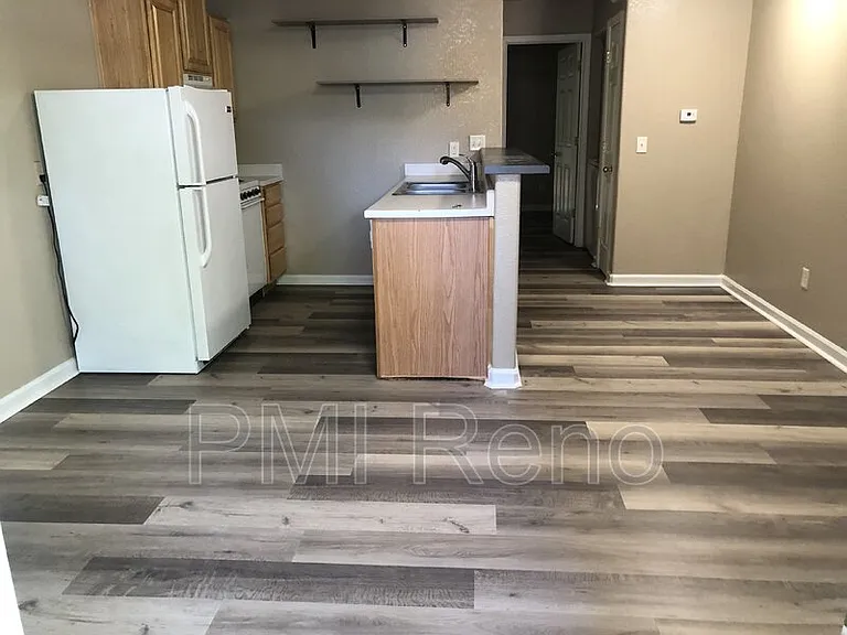 453 Roberts St #B — Photo 2