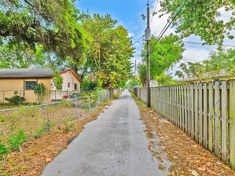 2243 Greene St — Photo 27