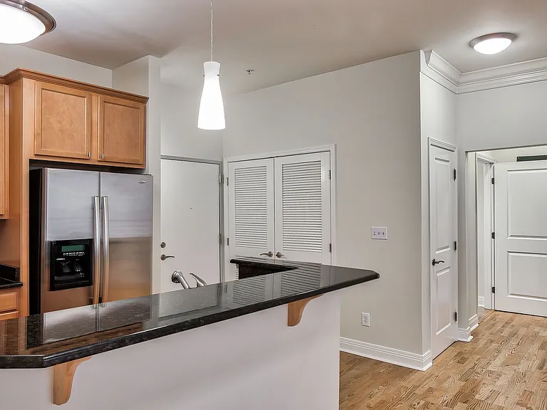 Maxwell Apartments — Photo 25
