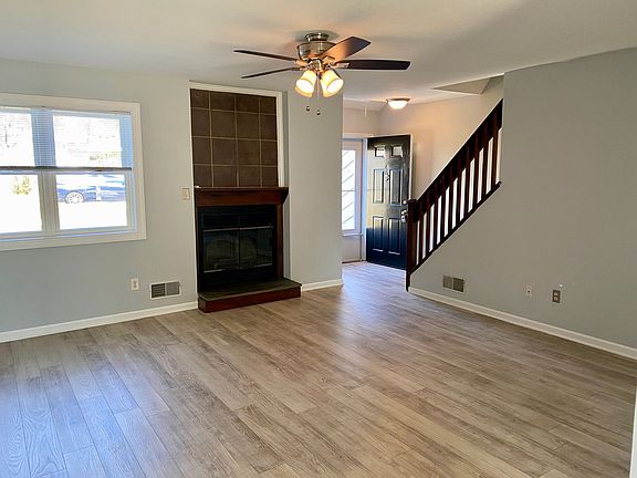 4th image of 215 E Green Valley Cir
