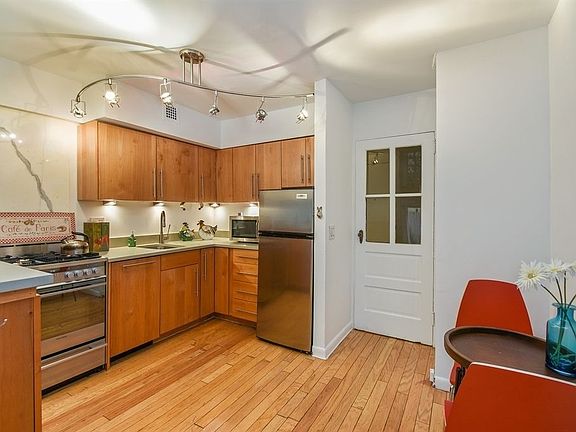4th image of 211 Thompson St #Glb