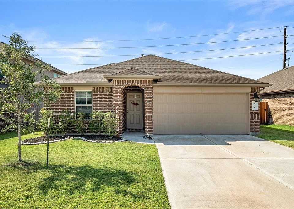 Welcome to your future home at 626 Autumn Flats Way! Tucked away in the suburbs of Rosharon, this home is a short drive from the surrounding schools & minutes from major highways such as Hwy 6, & Hwy 288.