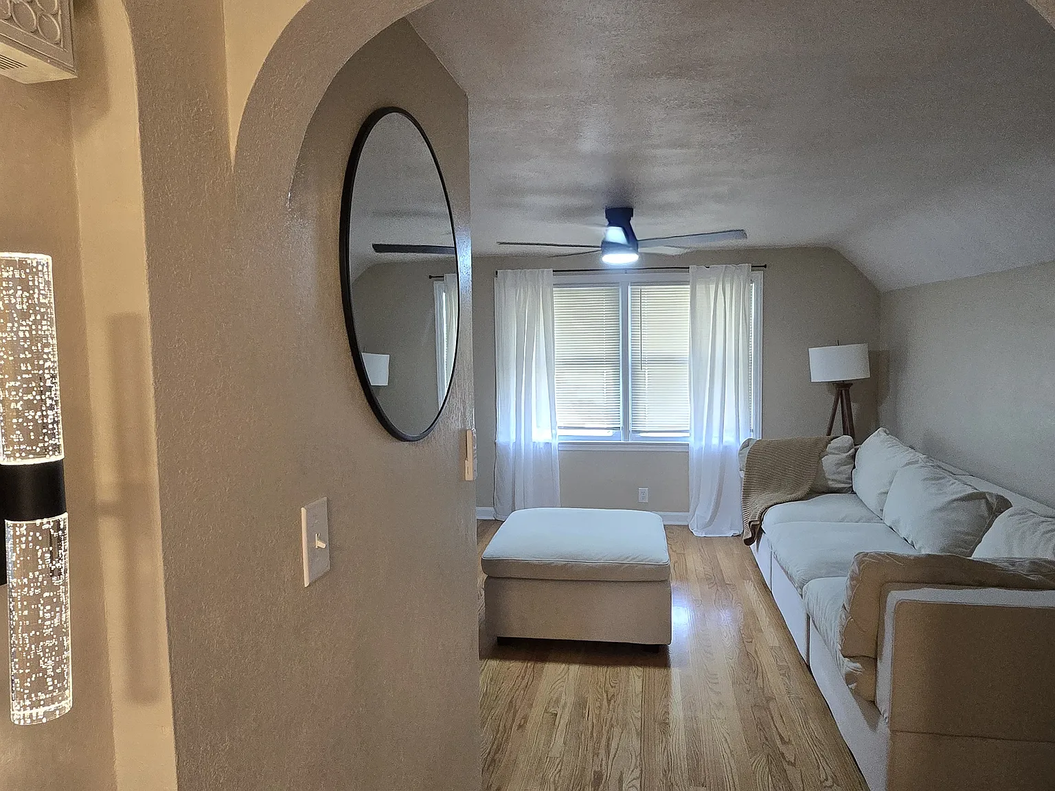 2 bed, 900 sqft, $2,100 — Photo 3