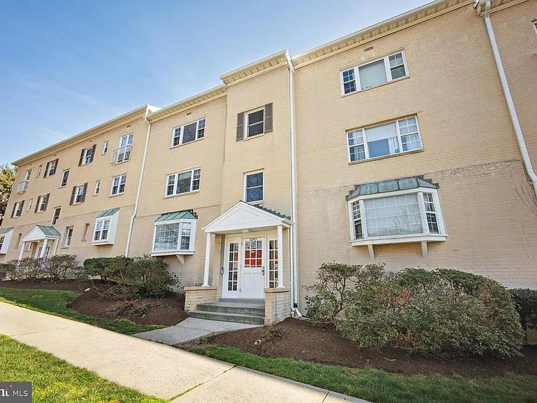 6243 Wilson Blvd #301 — Photo 2