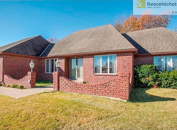 Welcoming front entry!