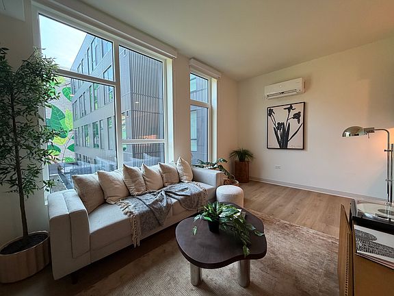 5th image of 1531 N Fremont St #424