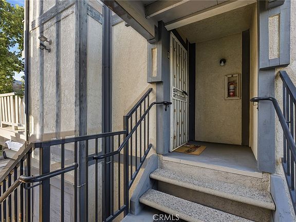 4th image of 527 S Walnut St APT 3