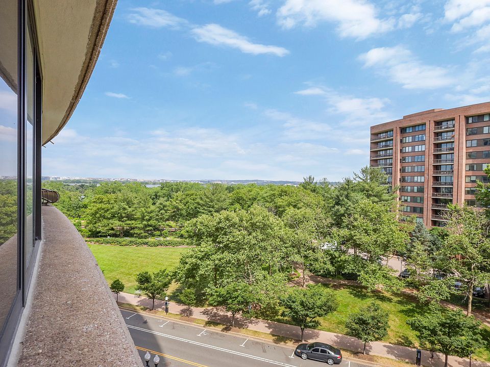 1st image of 1300 Crystal Dr #706