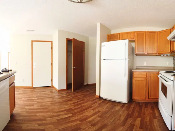 1582 Gunston Dr APT B, New Richmond, WI 54017