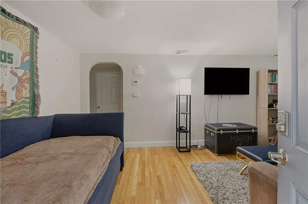 3 bed, 925 sqft, $3,200 — Photo 4