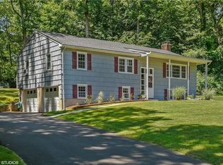 29 Wayfaring Rd, Norwalk, CT 06851
