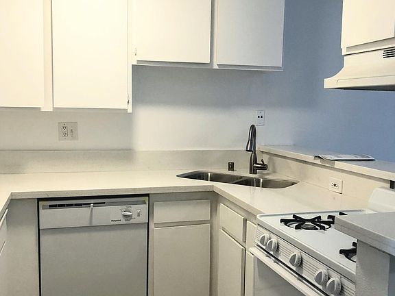 5th image of 15051 Moorpark St APT 109
