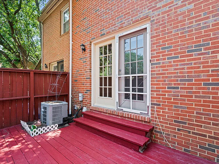 1141 N Vernon St — Photo 22