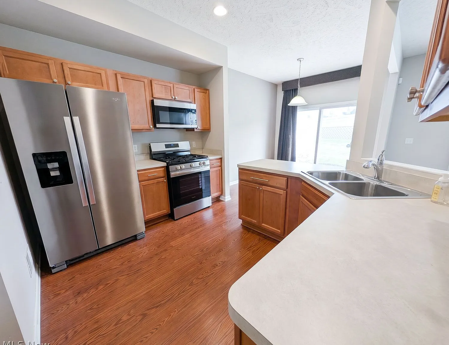 3 bed, 2.5 bath, 1592 sqft, $2,175 — Photo 3