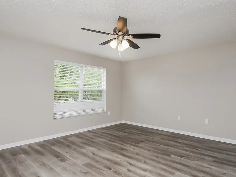 553 Brentford Ct — Photo 11