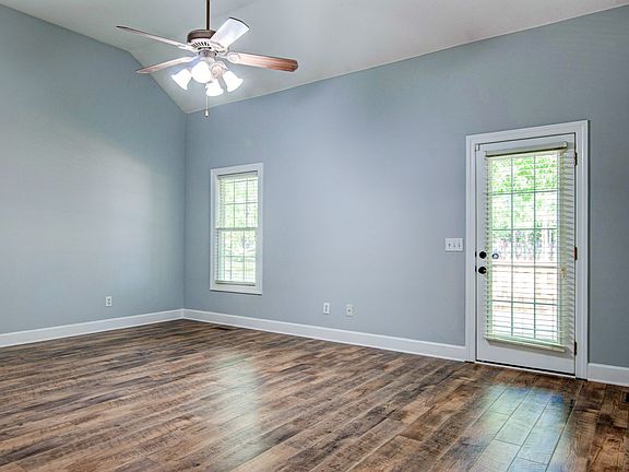 4th image of 410 Carmel Dr