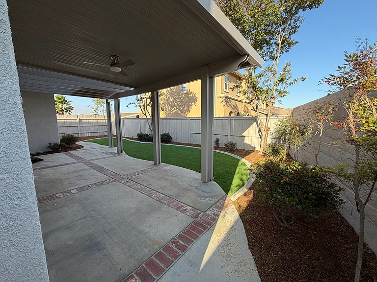 Hawthorn Ave — Photo 7
