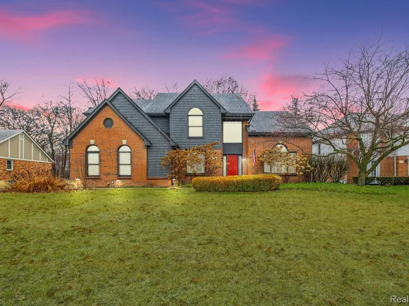 6751 Crestview Dr, Troy, MI 48098