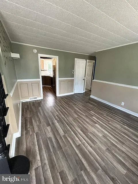 3 bed, 1.0 bath, 1038 sqft, $2,750 — Photo 2