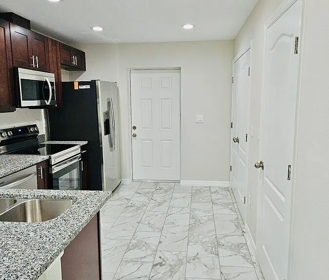 113-115 E Jackson St #113 — Photo 5