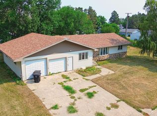 24 6th Ave W, Ray, ND 58849