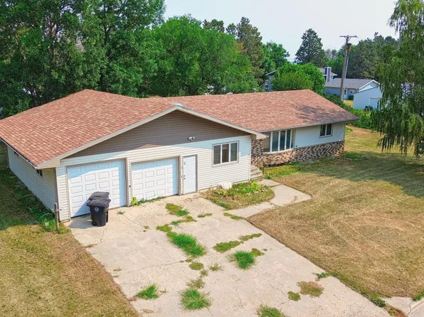 24 6th Ave W, Ray, ND 58849