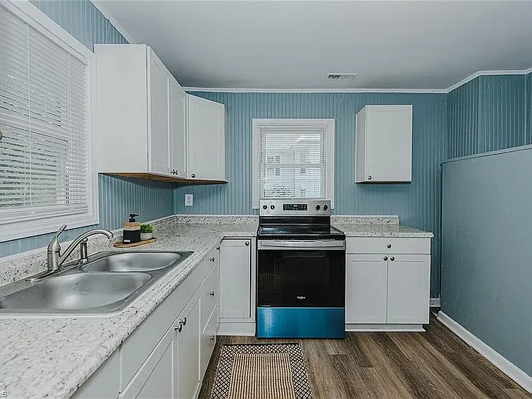 1425 Marion St — Photo 5