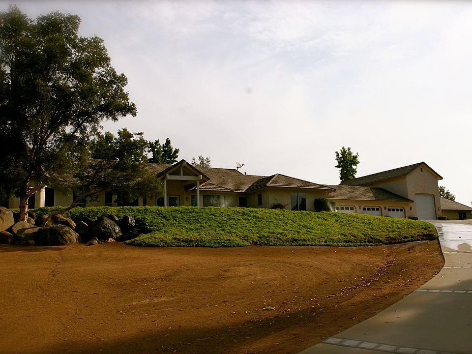Main Driveway to APT/casita
