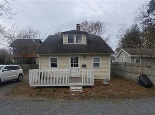 2 Hope Ln, Barrington, RI 02806