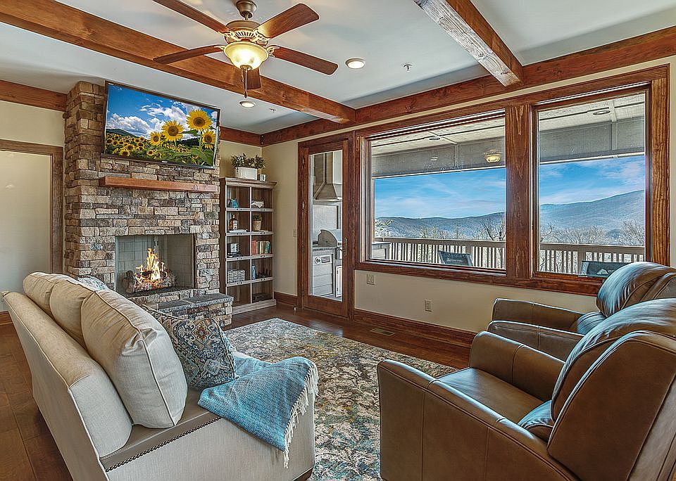 LIVING ROOM W MOUNTAIN VIEWS
