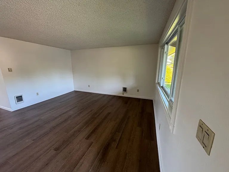 120 SE Salmon St — Photo 4