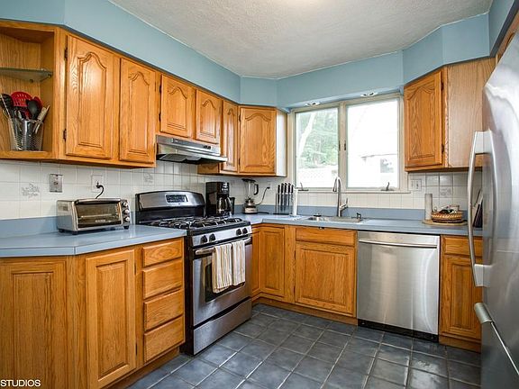 4th image of 230 W Wyoming Ave