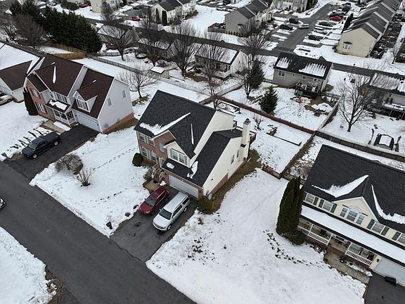 3rd image of 329 Larkspur Ln