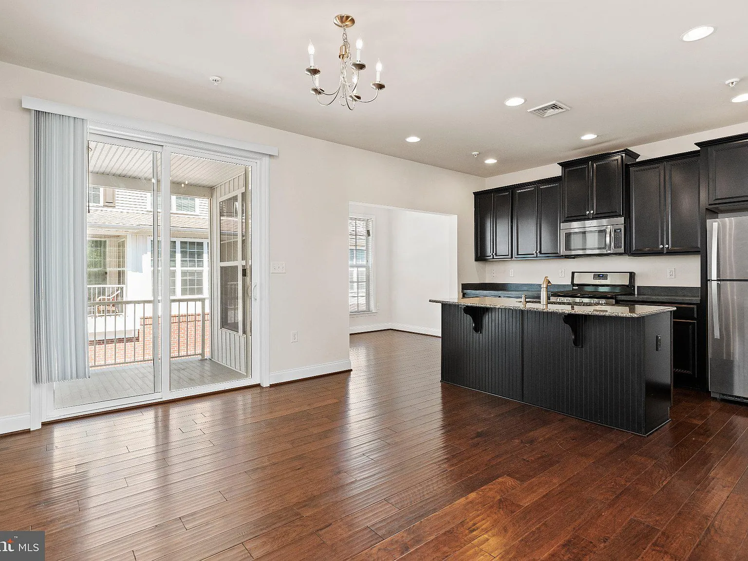 3 bed, 2.5 bath, 1949 sqft, $2,400 — Photo 2