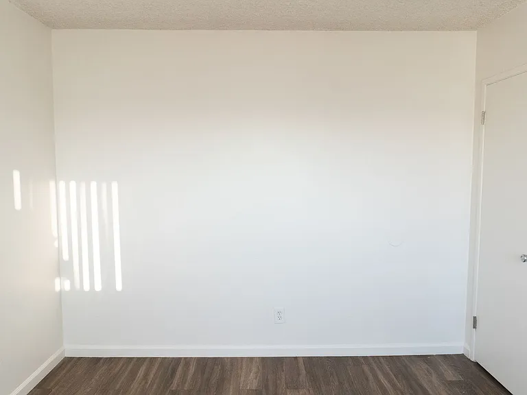 2720 Broadway — Photo 8